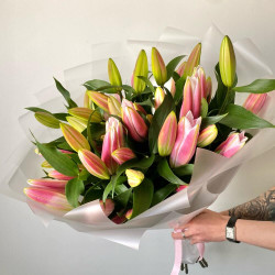 9 розовых лилий